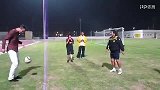 足球-17年-范佩西晒与马拉多纳踢球视频：生日快乐！-新闻