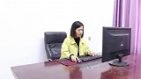 小伙月薪万请假回家，董事长偷偷跟踪，见到小伙妹妹董事长傻了