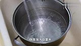 海边人都这样吃生蚝，简单粗暴配上蘸料，味道真不赖