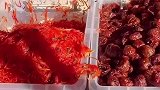蜜蜂大军袭击街头小贩，这是蜜糖供应站