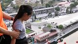 蹦极年龄最小的挑战者，这么大的胆量，让旁边教练都情何以堪？