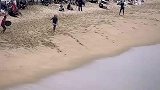 男子在海边玩冲浪，一套操作又重新返回岸上