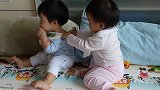 双胞胎宝宝奶嘴抢夺战，你抢过去我夺回来这样的画面！好可爱啊