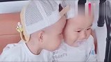 妈妈教训龙凤胎妹妹，妹妹委屈的跑到哥哥怀里撒娇，好暖心