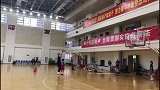 王哲林与女篮球员斗牛！一顿操作猛如虎 干拔三分颜射妹子
