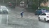 湖南株洲：孩子在暴风雨中独自过马路，警车拦下两个车道护送