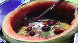 新疆才有的奇葩美食！烤西瓜炖鸽子汤，鸽子肉好吃汤好喝！