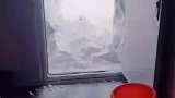 男子一觉醒来发现宿舍被雪掩埋，连门都出不去