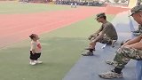 小情人看见军训教官走不动路了，眼前的这一幕，暴露了萌娃的教养