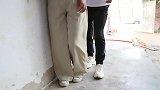 妈妈把传家宝藏进爬蚱洞，结果姐妹俩竟把爬蚱洞全堵了