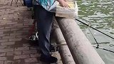 男子钓鱼打窝下重本，买几箱方便面打窝