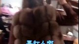 三个妹子喝了酒给邻桌吃饭的客人跳舞，场面很是尴尬