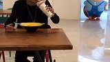 吃个饭还有人送茶杯犬