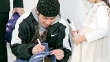 陈冠希出席活动与萌娃互动 蹲下身为小女孩签名笑容亲切