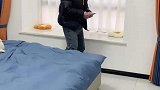 男子偷偷在房间里数钱