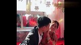 新郎想要亲亲，不料新娘却这样做，网友：鬼知道我看了多少遍！