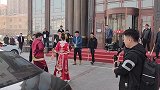 新郎一下婚车就知道大事不妙，结婚能费半条命