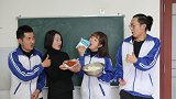 老师带来秘制爆辣馒头，没想学霸有妙招轻松吃完，太有才了