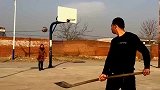 农村大叔这波操作真牛，用铁锹把篮球投进了篮筐