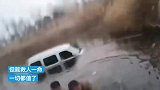 面包车不慎开入湖中，退伍军人跳湖救人