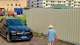 拖鞋、草帽标配，果真都这么低调