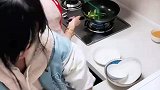 妈妈做饭时女儿在旁帮忙，结果却被妈妈打了