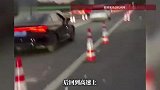 现实版“人在囧途”！女子服务区上厕所忘带纸，出来后因高速通车家人把车开走，追车3公里