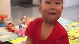 想知道熊孩子这是吃饭，还是洗脸呀！真是我的小祖宗！