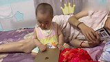 妈妈玩小手机，宝宝玩大手机俩人互不干涉真是太萌了