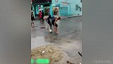 什么叫街头足球？小哥雨天光脚秀翻一个队