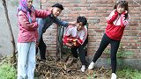 童年：大雷钻狗洞为傻妞偷零食吃，结果被爸爸追着打，这下惨了