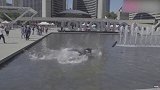 老外走路太急，这结局太好笑了
