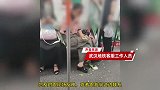 女子地铁上吃莲蓬扔一地残渣，无视大爷劝阻，网友怒批！客服回应