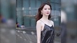 美女街拍：气质时尚美女身材好，笑容迷人可爱魅力十足！