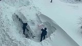 突降暴雪，家家户户的汽车都被埋了，找车就变成了大工程