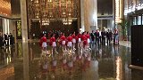 美女啦啦队万达酒店大堂激情热舞 迎接王健林观战中国杯