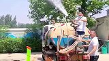 幼儿园用洒水车为孩子造水上乐园