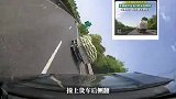 高速路上撞上大货车，车辆被撞滑行数米后翻转，第一视角曝光