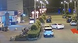 浙江温州：情侣酒后吵架开车找民警评理，一个被罚一个被拘