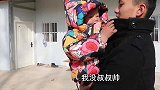 2岁宝宝帮奶奶砸萝卜！给奶奶磕头又捶背，奶奶哭笑不得