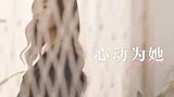 杨幂身穿露肩吊带裙回眸浅笑 化身豹纹小野猫尽显魅力