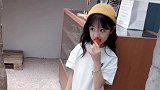 小女孩吃草莓的样子，真的好可爱呀