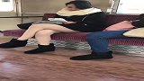 日本电车上的一幕，同样都是美女，怎么姿势差距这么大呢