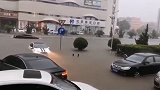 北京密云暴雨冲毁路基淹没车轮 女子坐上车窗拍视频
