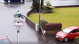 英国：一名外卖员脱下鞋袜趟过被洪水淹没的街道送餐获赞