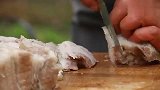 二哥做两道“农家菜”犒劳建房大哥，吃相好满足