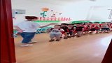 这位幼儿园老师火了，放学时这样一个小小的动作，足以让家长放心