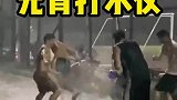 大雨中一群小伙打水仗