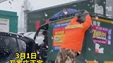 石家庄正定 雨后快递车陷入水中，环卫大哥帮忙推车！ 石家庄 分享生活留住感动