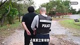 两警务人员私带警用装备跨省抓人索财，企业家跳车报警，两人滥用职权获刑